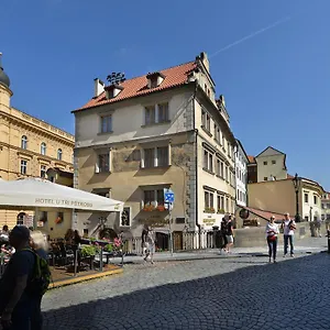 U 3 Pstrosu Prága